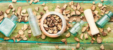 Bitkisel ilaçlarda elektroampanin tıbbi kökü. Inula helenyum. Alternatif ilaç. Çin bitkisel ilacı.