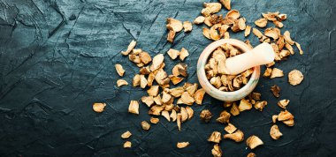 Bitkisel ilaçlarda elektroampanin tıbbi kökü. Inula helenyum. Tıbbi bitki. Alternatif tıp.