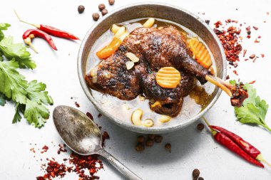 Sebzeli kaz çorbası ve makarna. Bir kase ördek çorbası..