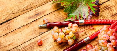Üzüm aromalı shisha tütünlü Türk nargilesi. Metinler için yer var.