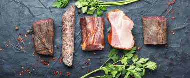 İtalyan et tabağı. Pişmiş et ve sosis. Uzun bayrak.