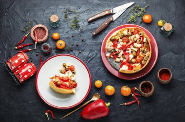 Peynirli, biberli ve hayatlı iştah açıcı tart.