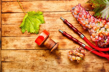 Üzüm tütünlü gevşeme nargilesi. Üzüm kokulu nargile. Çilekli nargile.