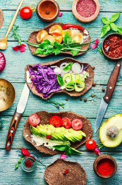 Sebzeli taco ya da taze sebzeli tortilla.