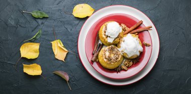 Yulaf ezmesi ve fındıkla doldurulmuş fırında elma..