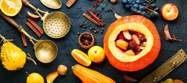 Alkolik içki balkabağında şarap. Geleneksel sonbahar içkileri.