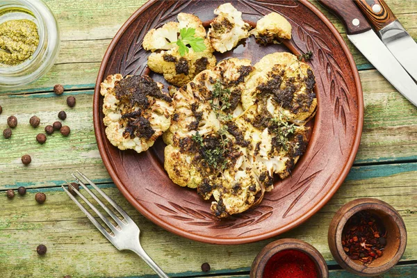 Filete Coliflor Vegetariana Una Vieja Mesa Madera Coliflor Parrilla Vegana —  Fotos de Stock