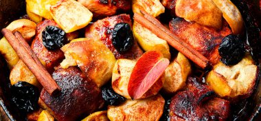 Elmalı lezzetli et yahnisi. Yaklaş.