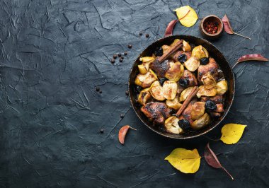 Elmalı lezzetli et yahnisi. Uzayı kopyala.