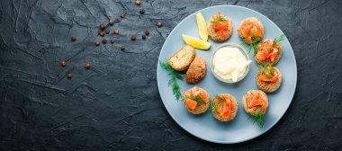 Aperatif ev yapımı morina balığı köftesi. Somonla süslenmiş balık pirzolası..