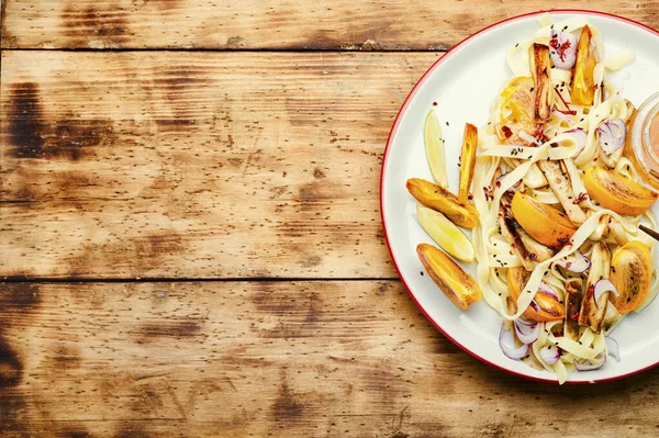 古い木のテーブルの上に東洋料理 麺と柿のサラダ — ストック写真