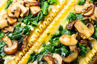 Mantarlı lazanya, şampiyon, peynir ve ıspanak. Geleneksel İtalyan yemekleri.