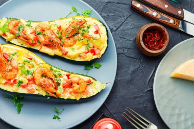 Karides, domates ve parmesan peynirli fırında kabak.