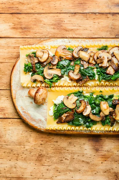 Lasagne Med Svamp Ost Och Spenat Träbord Traditionell Italiensk Mat — Stockfoto