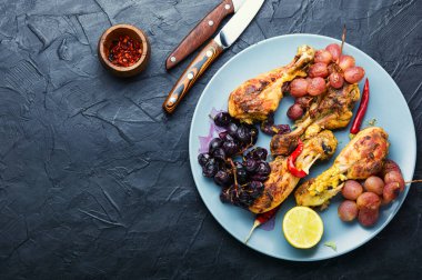 Üzümlü tavuk budu. Mesaj için yer var.