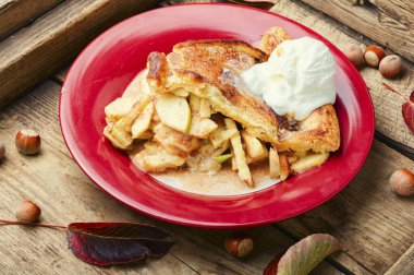 Kırsal ahşap zeminde dondurmalı elmalı turta.