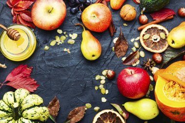 Sonbahar arkaplanı mevsimlik sonbahar meyveleri, kabaklar ve fındıklar. Sonbahar doğa kavramı.