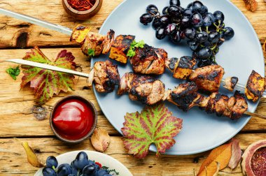 Üzümlü taze et kebabı. Izgara et şişi.
