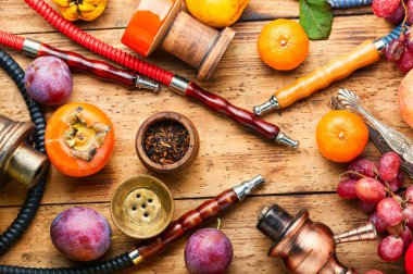 Taze meyve aromalı nargile tütün tütünü. Modaya uygun nargile.