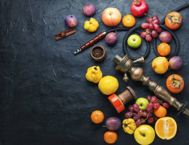 Elma, nar, turunçgil ve üzüm aromalı nargile tüttüren Türk. Boşluğu kopyala