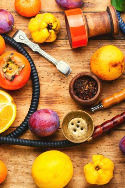 Taze meyve aromalı nargile tütün tütünü. Modaya uygun nargile.