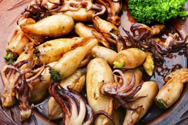 Tabakta brokoli ve mantarla doldurulmuş kalamar.