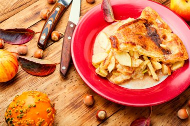 Tahta masada lezzetli elmalı turta.