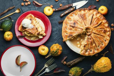 Tabakta elmalı turta. Dondurmalı elmalı turta.