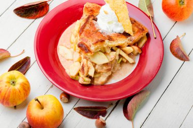 Tabakta elmalı turta. Dondurmalı elmalı turta.