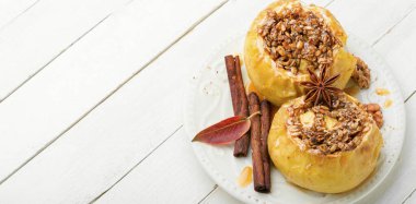 Yulaf ezmesi ve fındıkla doldurulmuş fırında elma.