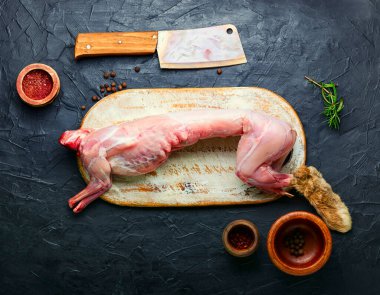 Baharatlı ve baharatlı çiğ tavşan eti.