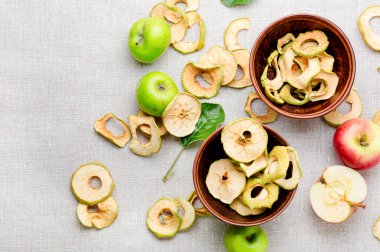 Güneşte kurutulmuş elma dilimleri ya da elma cipsi ve taze elma. Kurumuş elma cipsi.