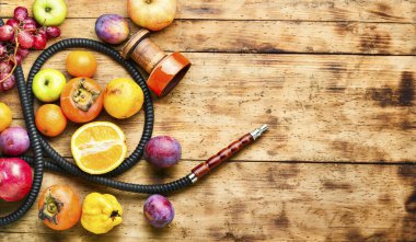 Taze meyve aromalı nargile tütün tütünü. Boşluğu kopyala.