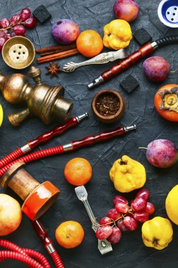 Taze meyve aromalı nargile tütün tütünü.