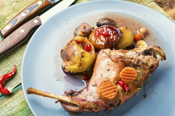 Perna Coelho Assada Com Maçãs Cenouras Cogumelos — Fotografia de Stock