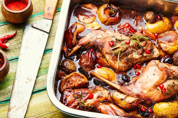 Guisado Coelho Vinho Tinto Com Fruit Baked Carne Uma Assadeira — Fotografia de Stock