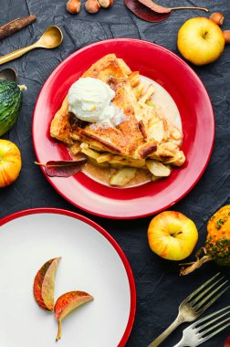 Tabakta elmalı turta. Dondurmalı elmalı turta.