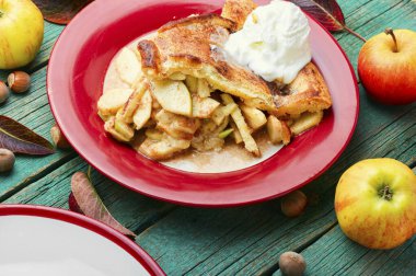 Tabakta elmalı turta. Dondurmalı elmalı turta.