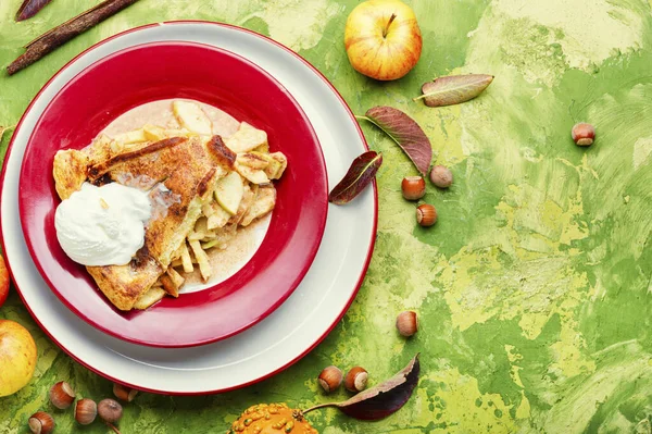 Lezzetli elmalı turta. Dondurmalı elmalı turta. Mesaj için yer var.