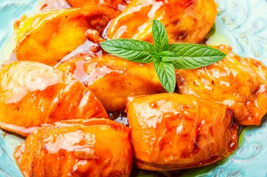 Karamelize edilmiş hurma parçaları. Sonbahar tatlısı, karamelize hurma..