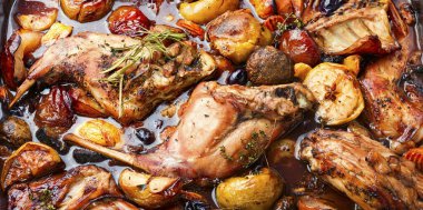 Meyveli lezzetli pişmiş tavşan eti. Yemek arkaplanı, yakın plan.