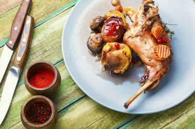 Elmalı, havuçlu ve mantarlı fırında tavşan bacağı..