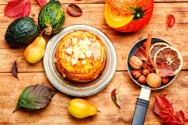 Lezzetli kızarmış balkabaklı gözleme. Sonbahar krepleri.