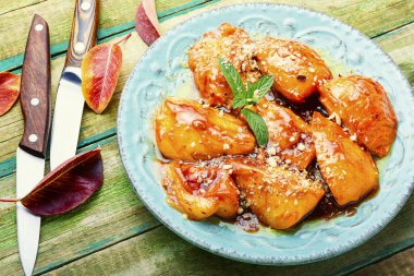 Karamelize edilmiş hurma parçaları. Sonbahar tatlısı, karamelize hurma..