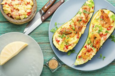 Karides, domates ve parmesan peynirli fırında kabak.