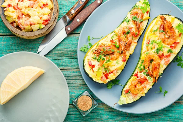 Karides, domates ve parmesan peynirli fırında kabak.