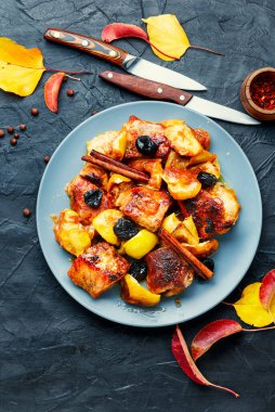 Elmalı lezzetli et yahnisi. Sonbahar yemeği..