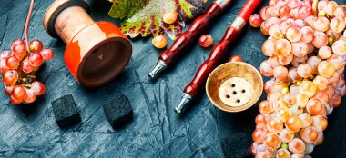 Üzüm tütünlü gevşeme nargilesi. Üzüm kokulu nargile. Çilekli nargile.