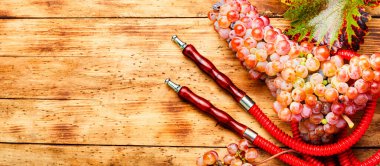 Üzüm aromalı shisha tütünlü Türk nargilesi. Metinler için yer var.