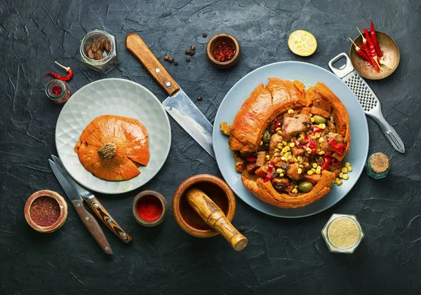 Kürbis Gefüllt Mit Fleisch Oliven Mais Und Pfeffer Mexikanisches Huhn — Stockfoto